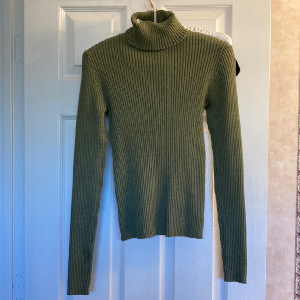 Gap sweater